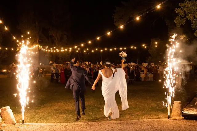 Entrada de novios con fuegos artificiales